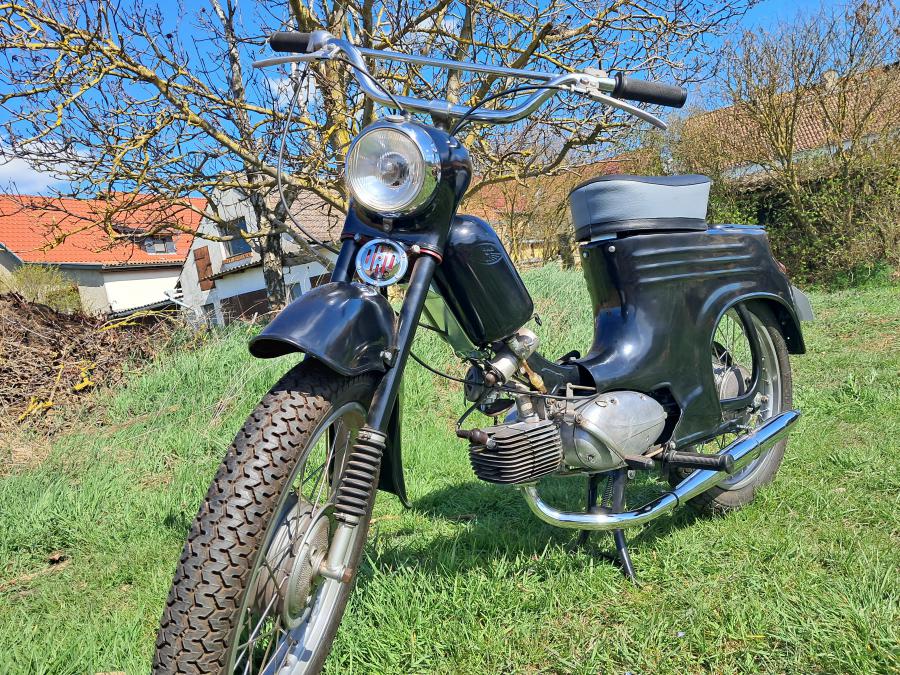 Продавам Jawa 555